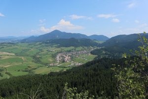 Výhľad z Hrdošnej skaly na Komjatnú a Veľký Choč 