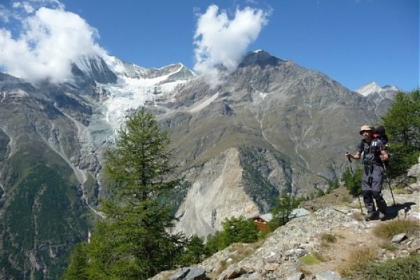 Nad chatou Europahütte (v pozadí v mrakoch Weisshorn)