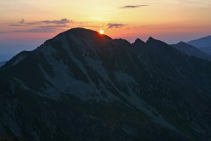 Slnko vychádza nad Kopami